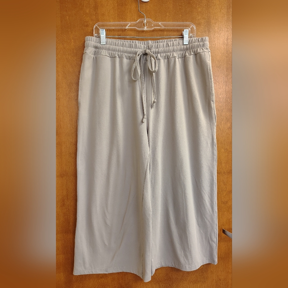 Tarse Women's Greige Wide Leg Capri Pants